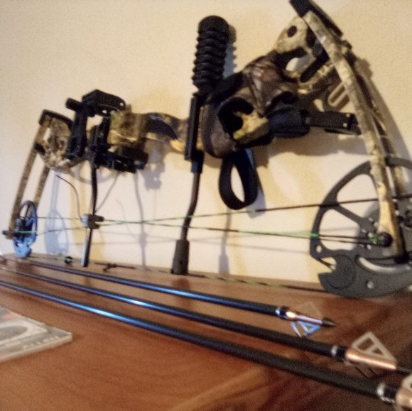 Compound bow - Picture 1 of 2